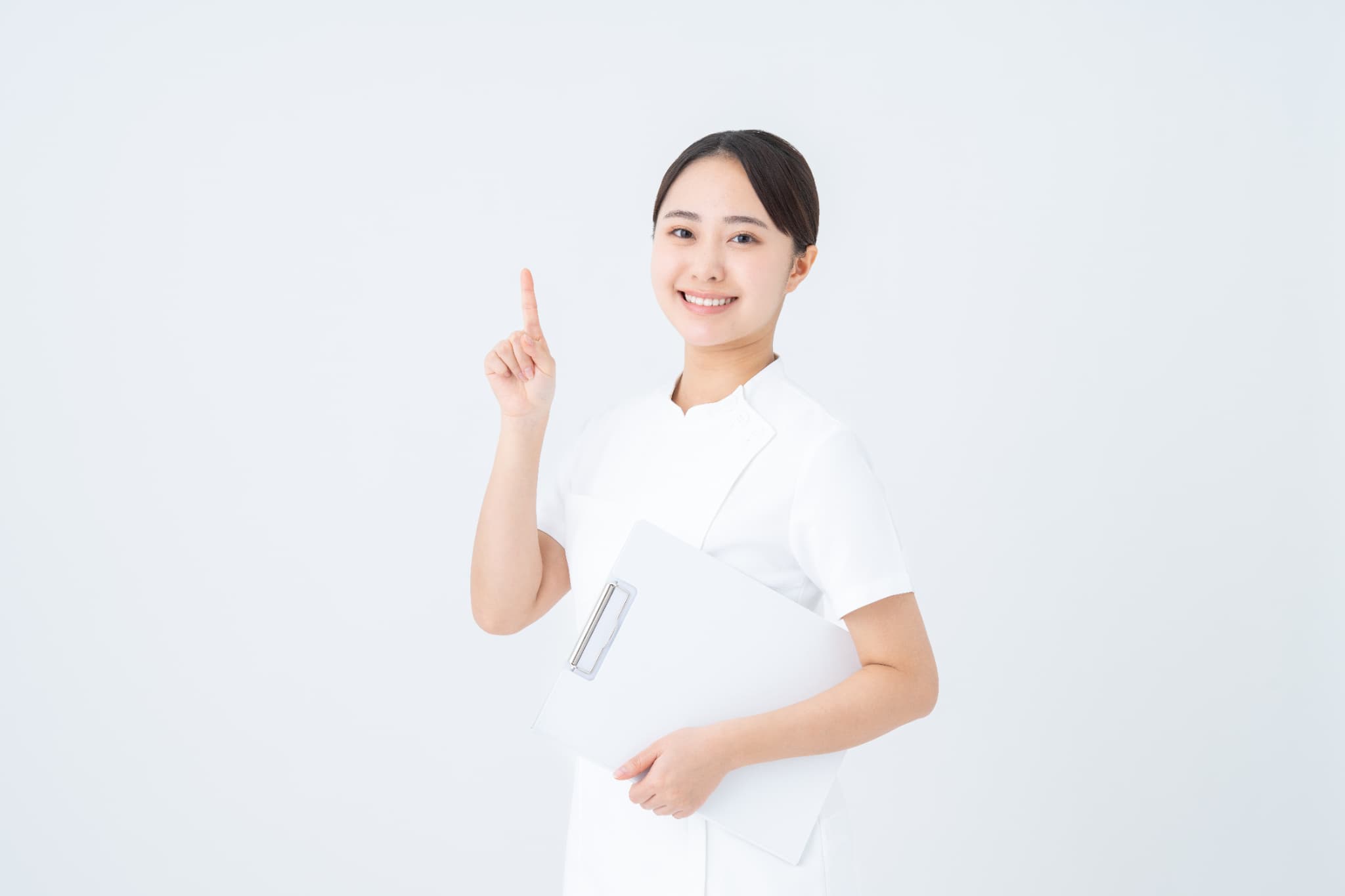 マウスピース矯正中の口臭の原因を説明する歯科医師