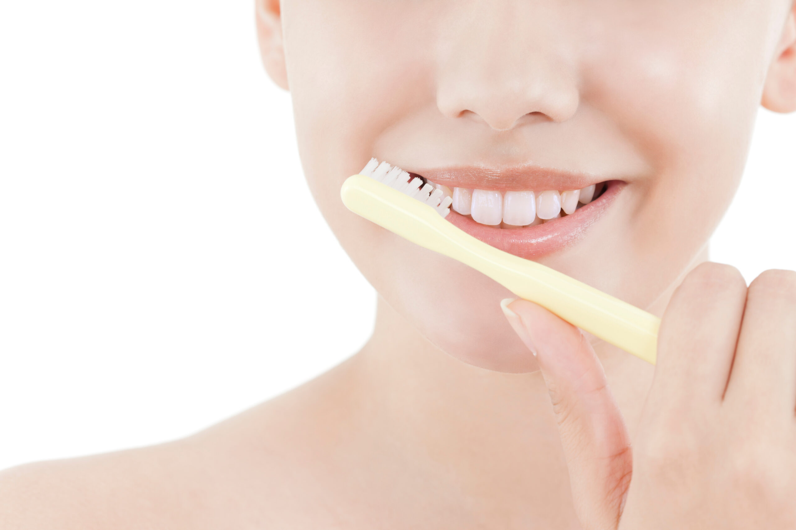 インプラント治療後に歯磨きをしている人