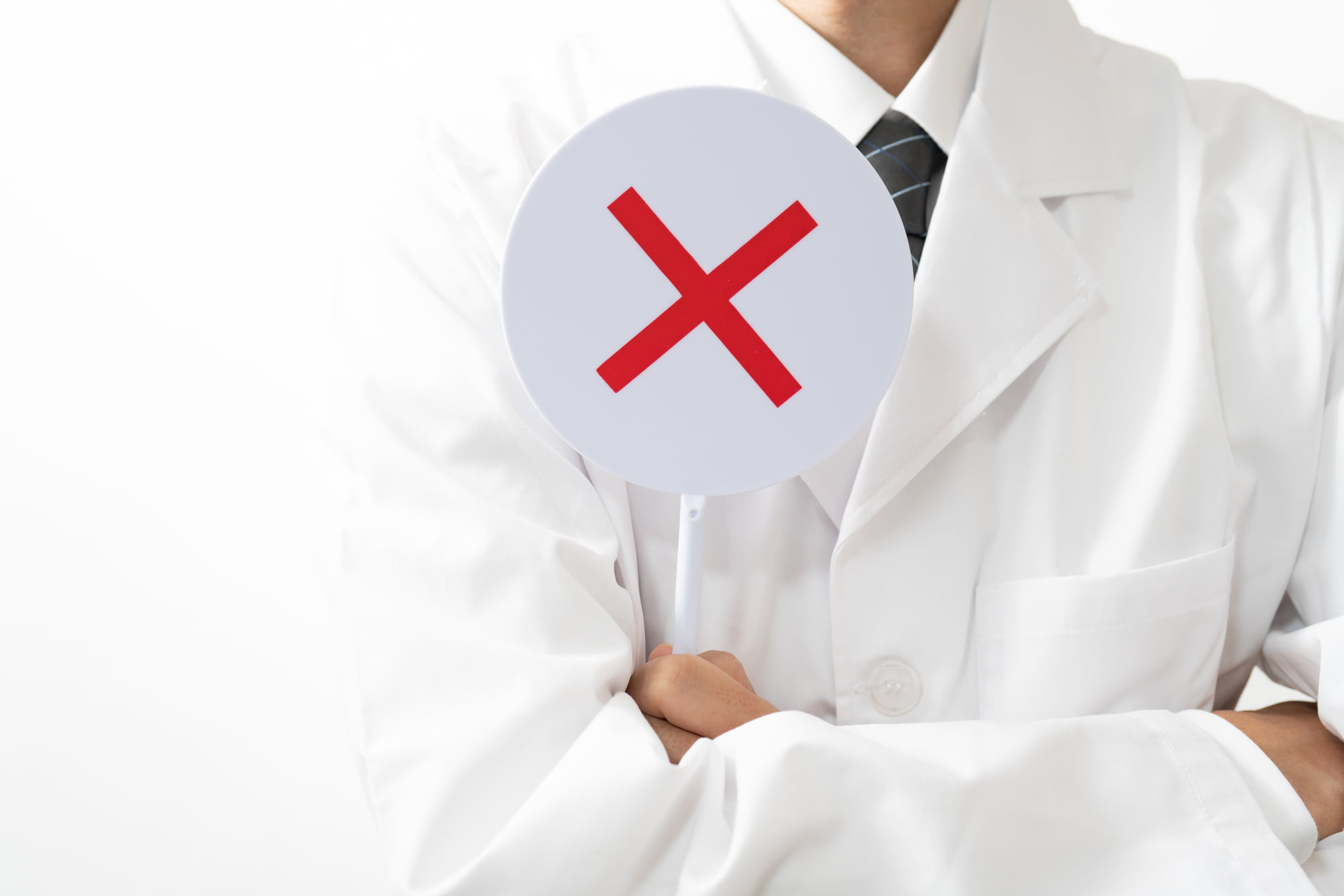 マウスピース矯正ができないケースを説明する歯科医師