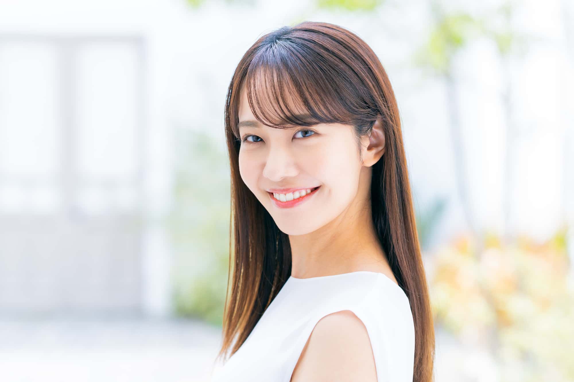 銀歯をセラミックに交換して笑顔の女性