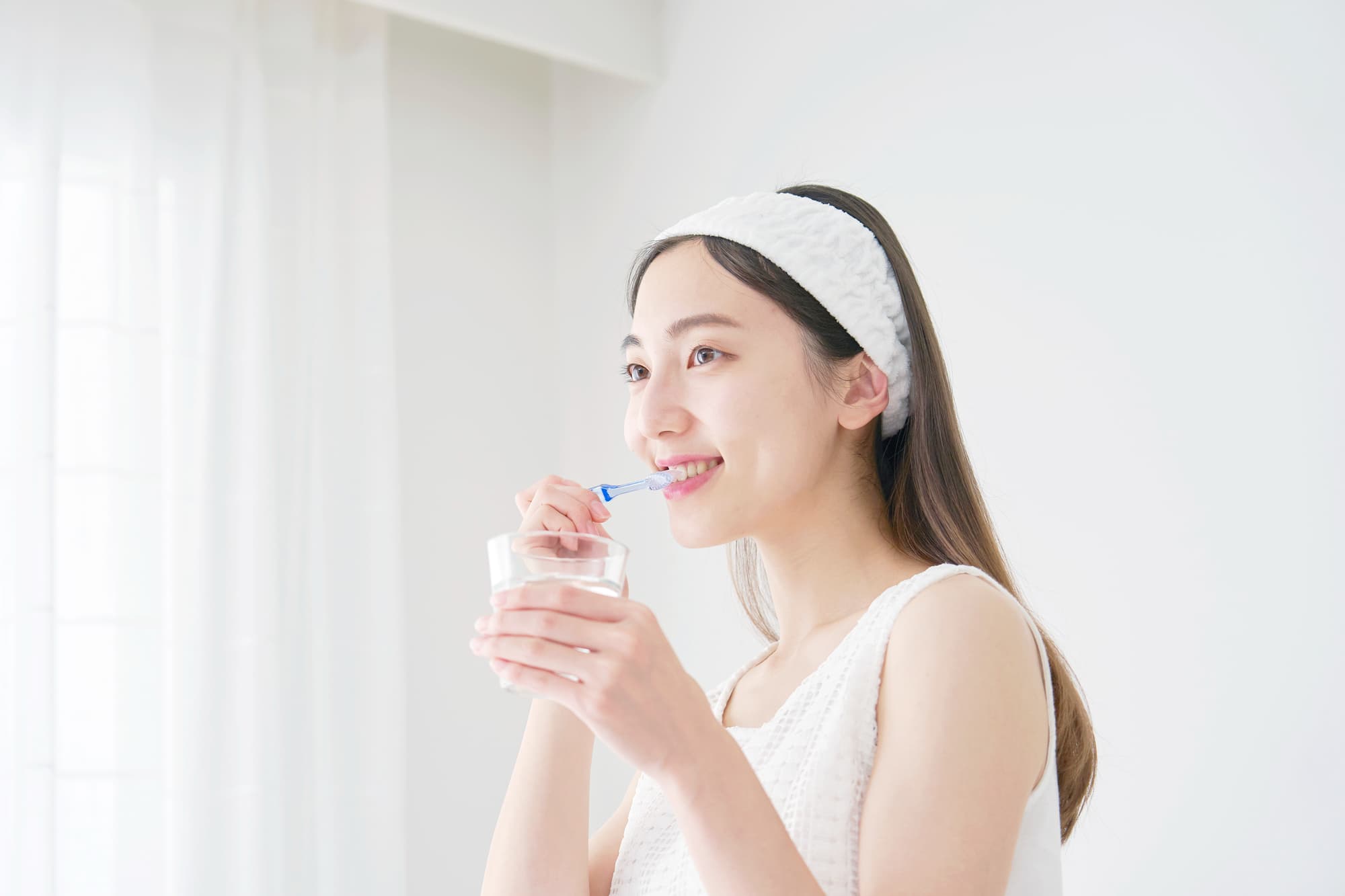 虫歯予防のために丁寧なブラッシングを欠かさない女性