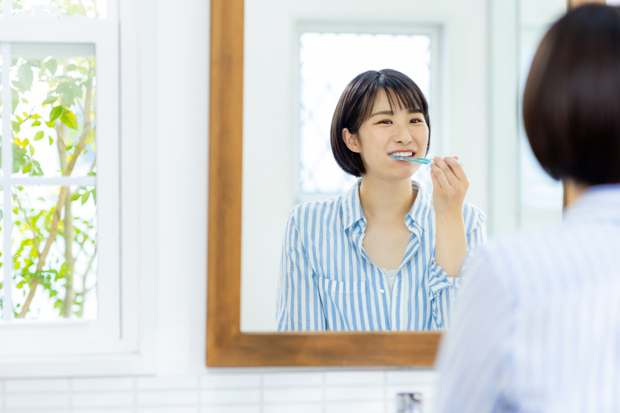 虫歯を予防するために丁寧に歯磨きをする女性