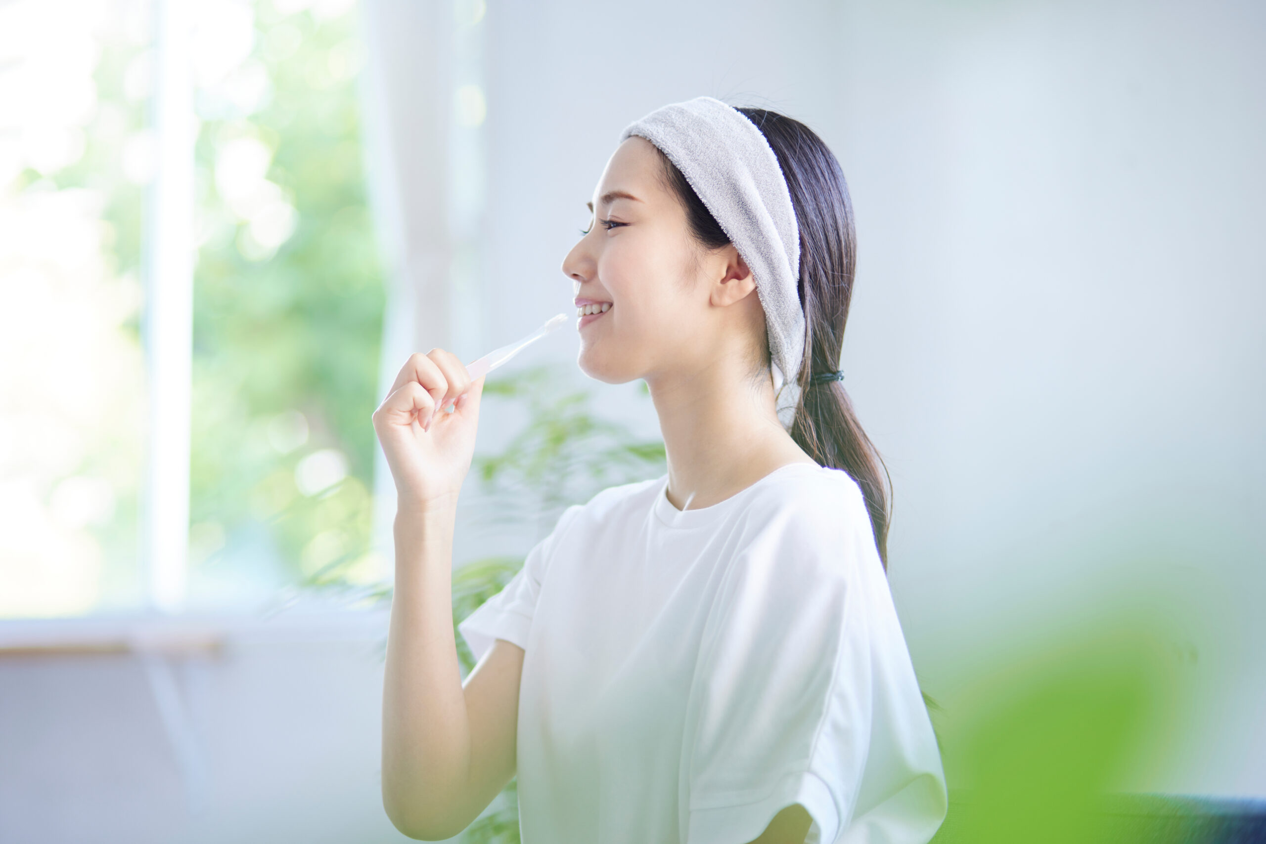 インプラント治療後に歯磨きをしている人