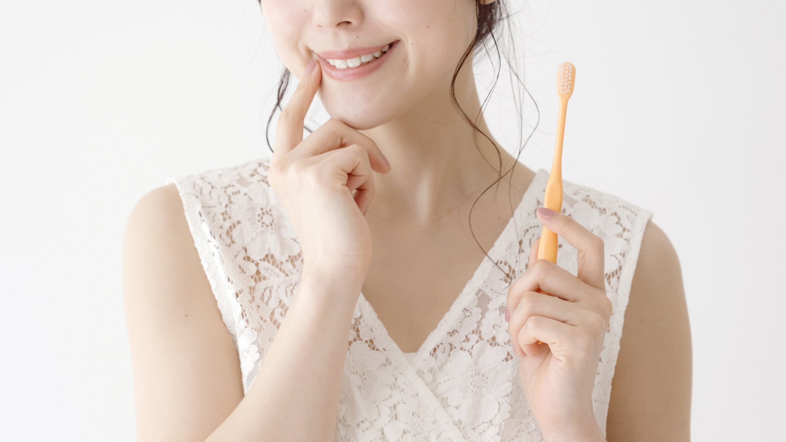 インプラント治療後に歯磨きをしている人