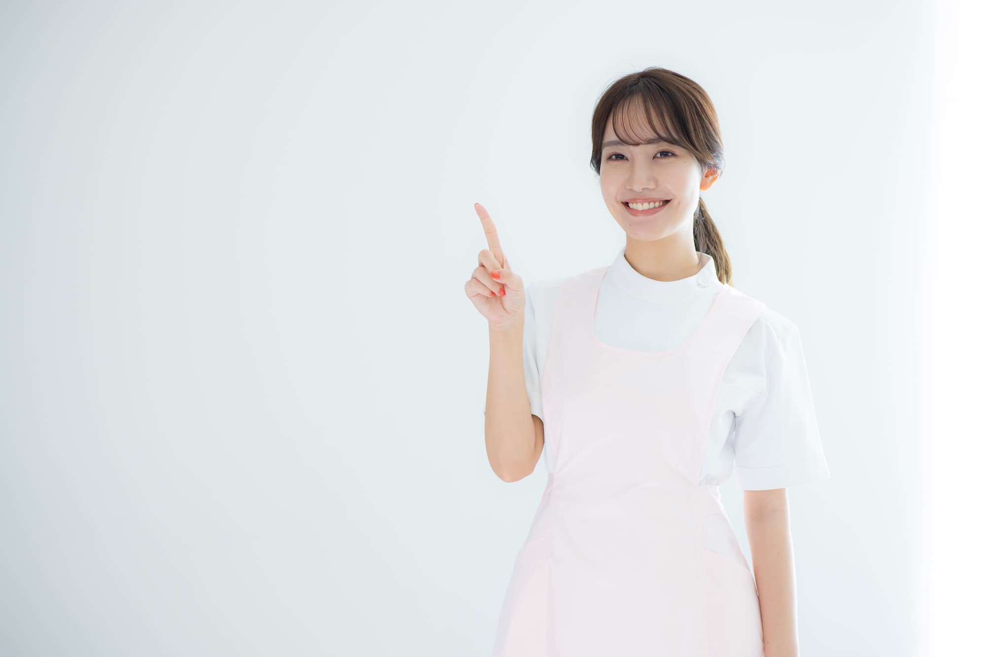 虫歯の早期発見が重要な理由を説明する歯科衛生士