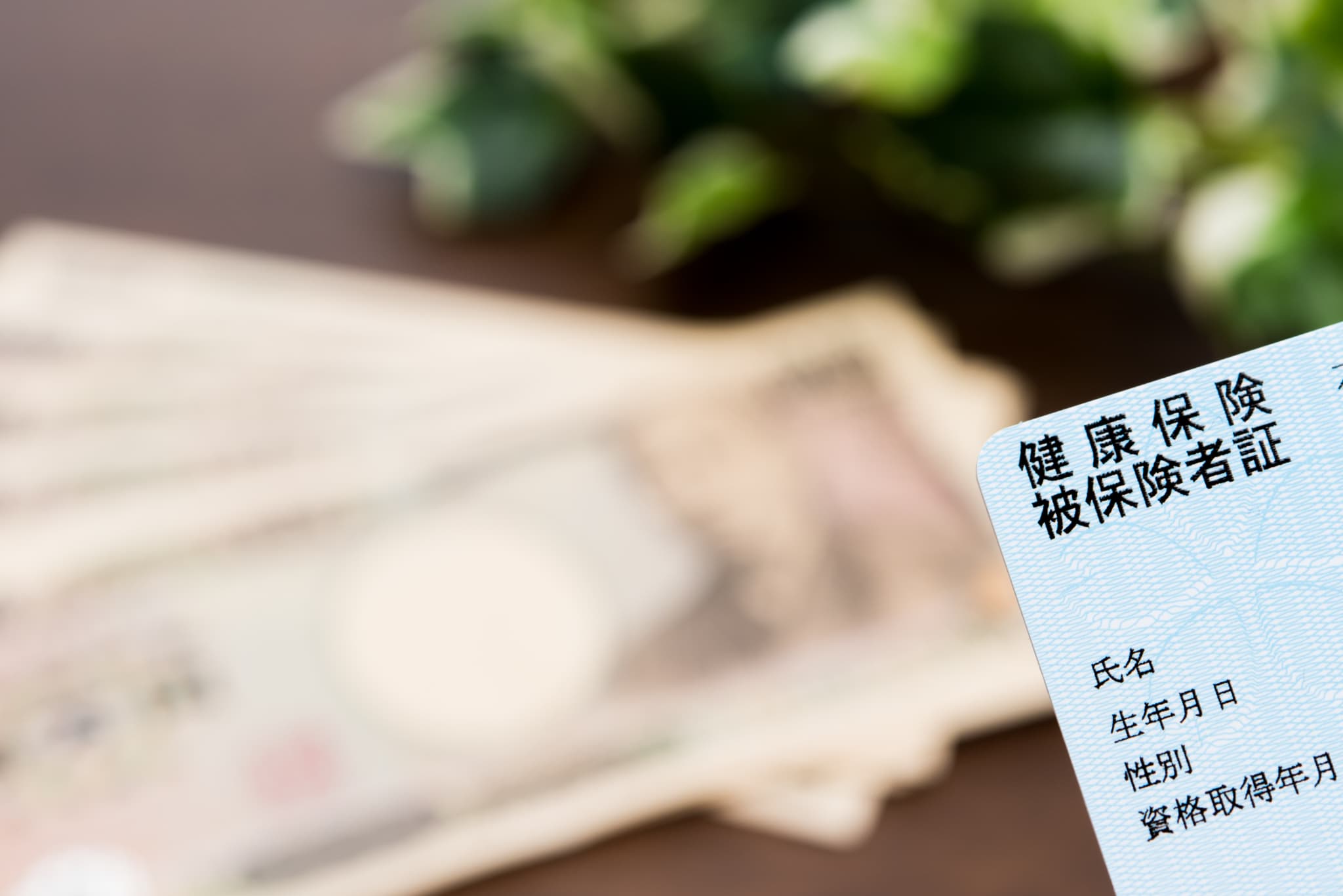 マウスピース矯正は保険適用の対象になるのか考えるイメージ