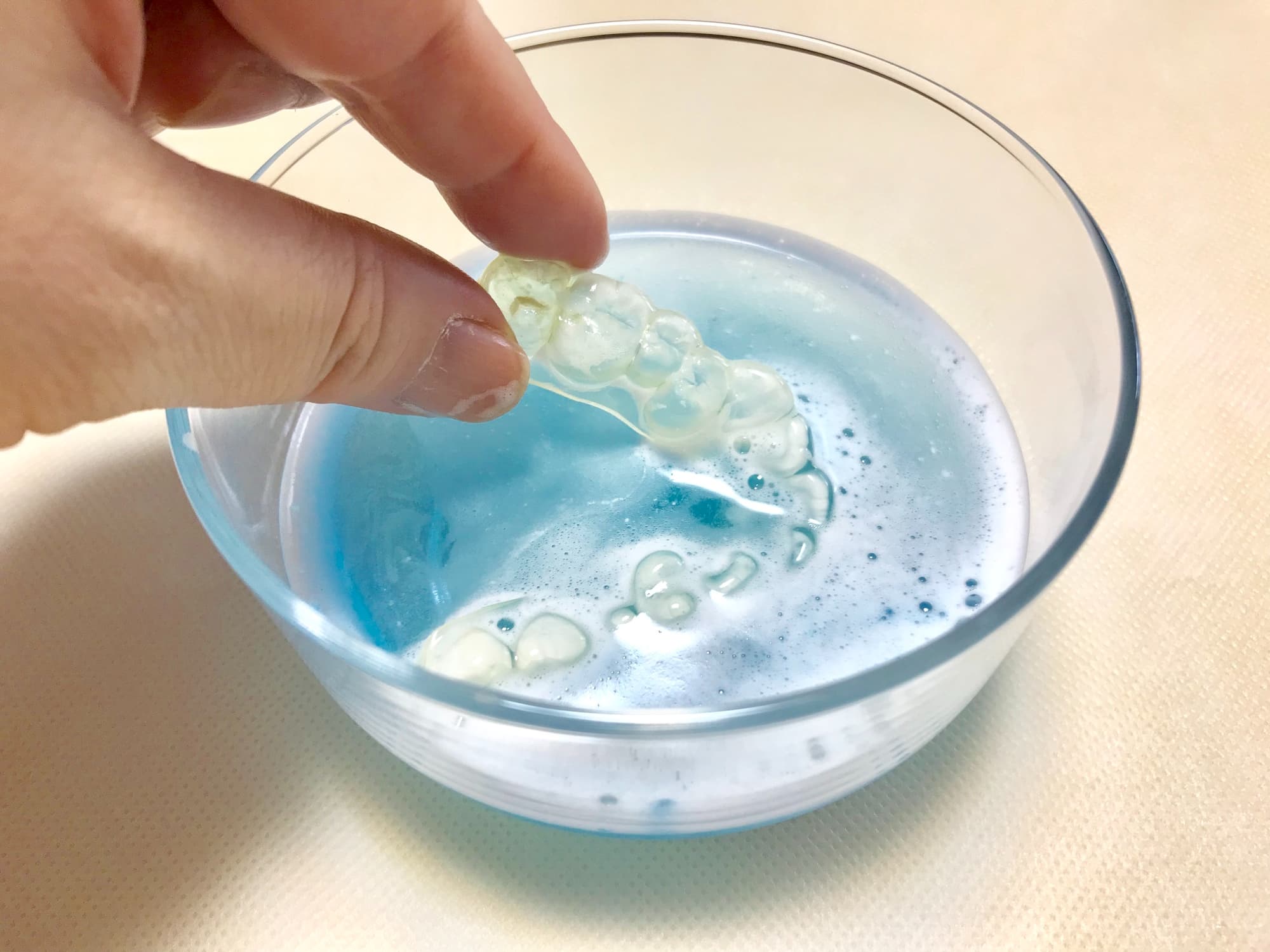 マウスピースを洗浄液につける様子