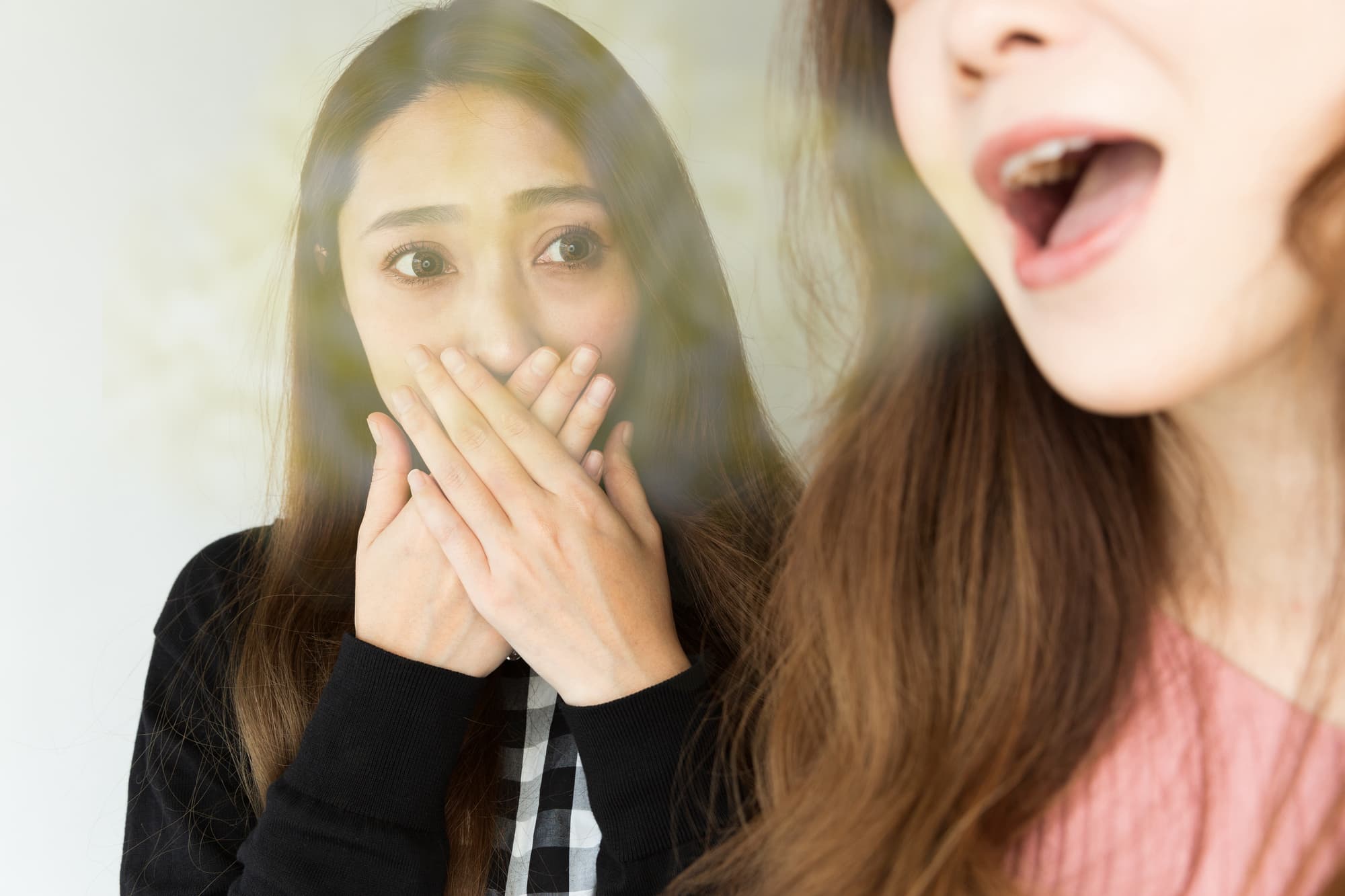 マウスピース矯正中の友人の口臭が気になる女性