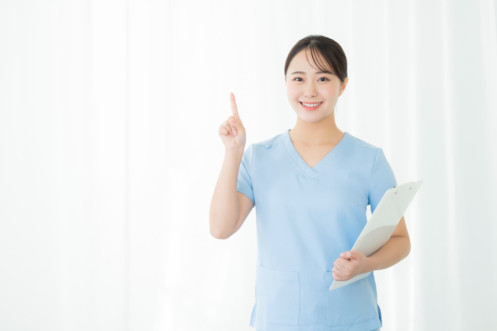 虫歯を治療してからホワイトニングをするときの注意点を紹介する歯科医師の女性