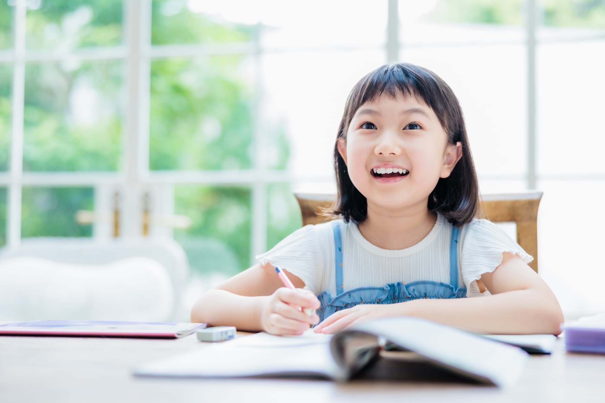 授業を受ける小学生