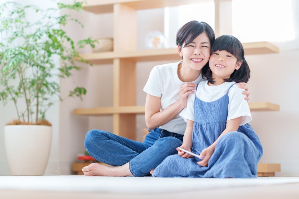 子どものうちから歯科検診を受け笑顔で過ごす親子