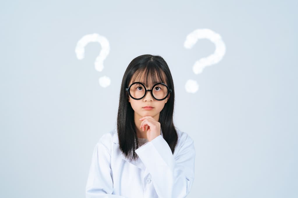 子どものうちから歯科検診を受けたほうがよい理由を考える女の子