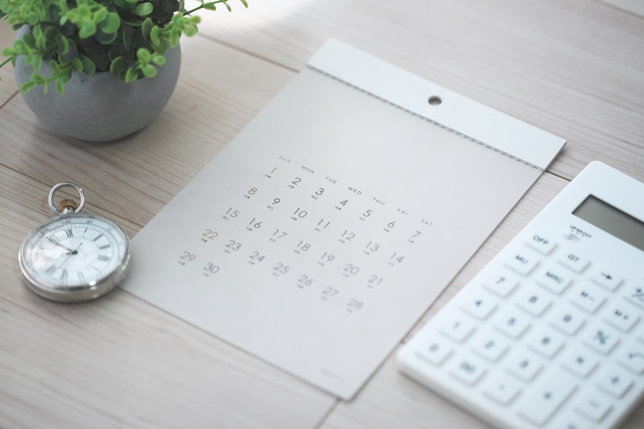 マウスピース矯正で八重歯を治す場合にかかる期間と費用のイメージ