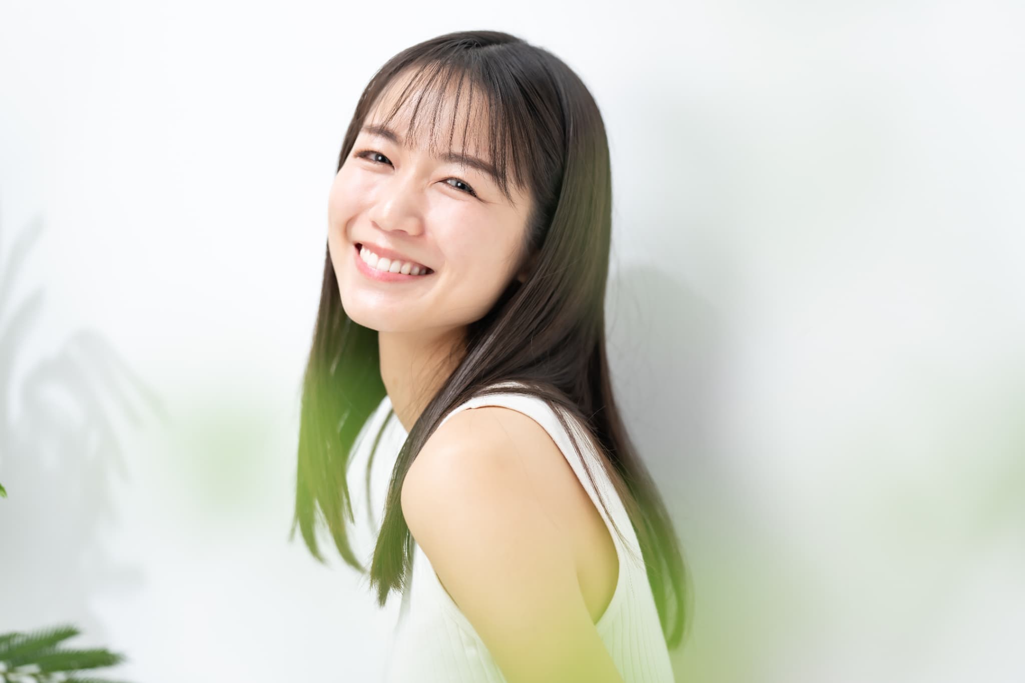 マウスピース矯正で八重歯を直し笑顔を見せる女性