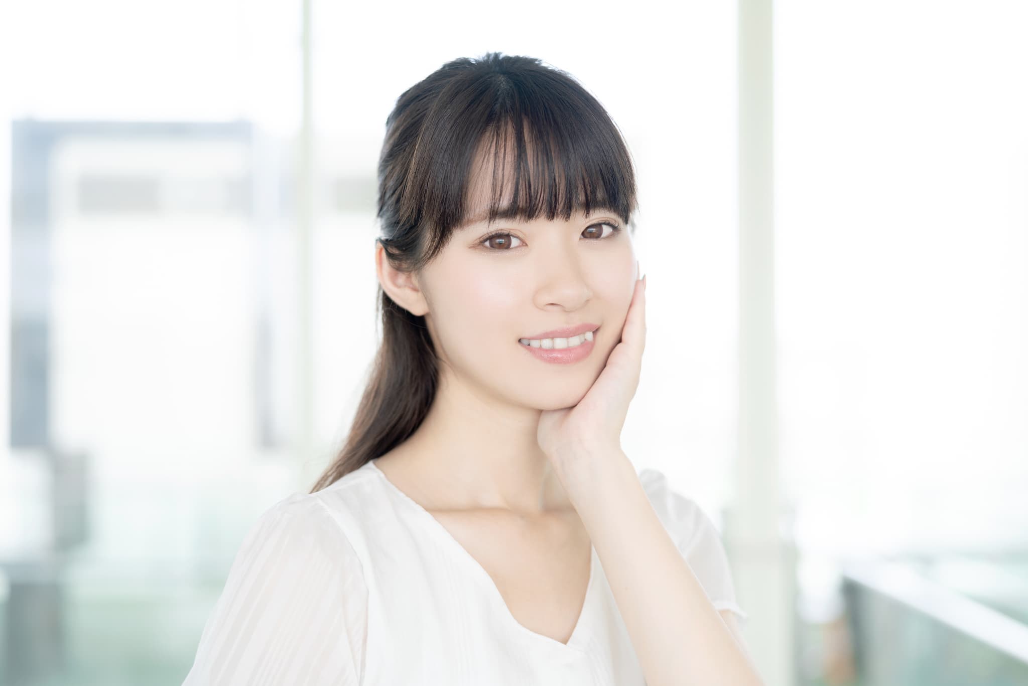 八重歯を見せて笑う女性