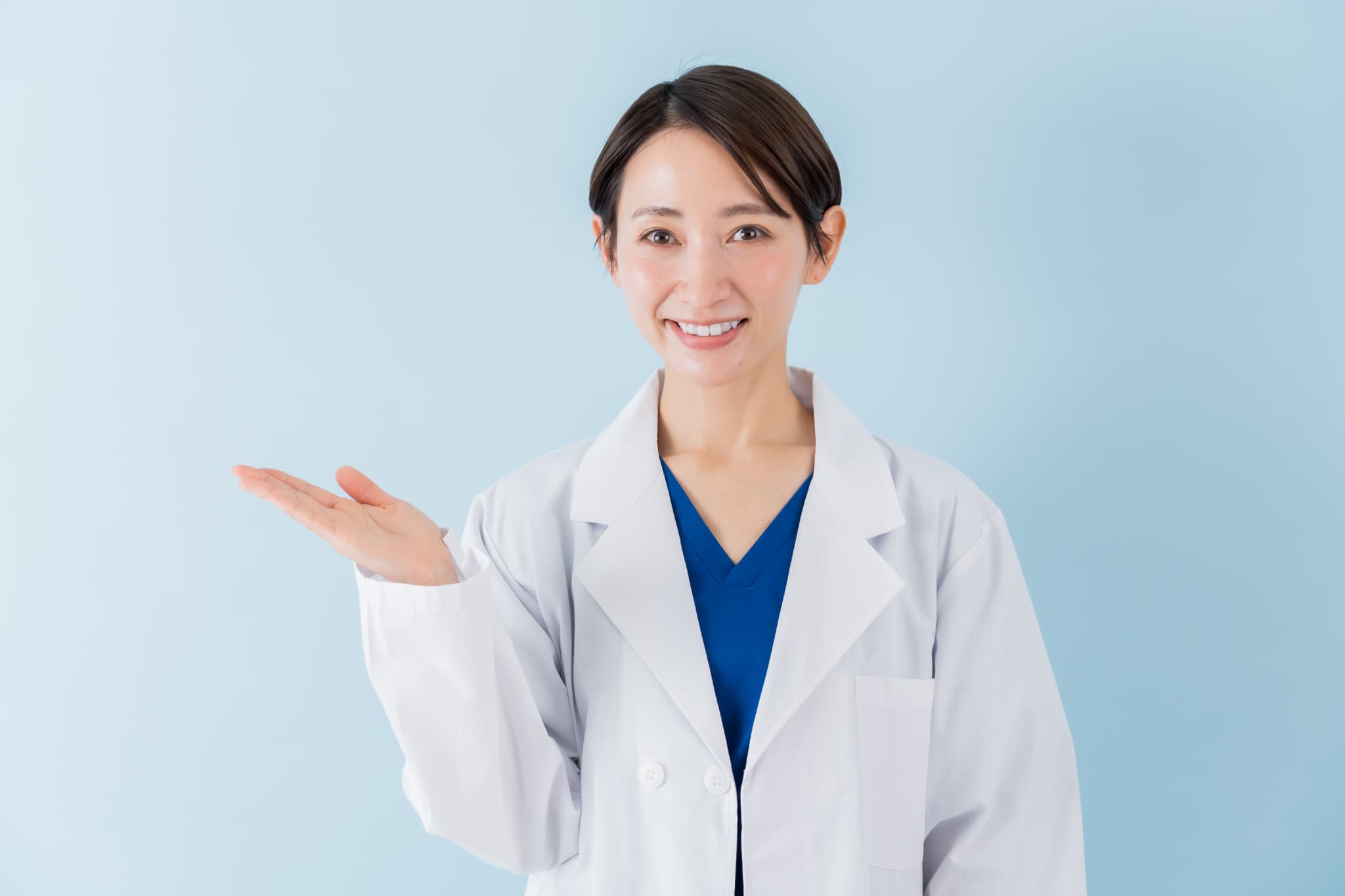 MFTについて説明する歯科医師