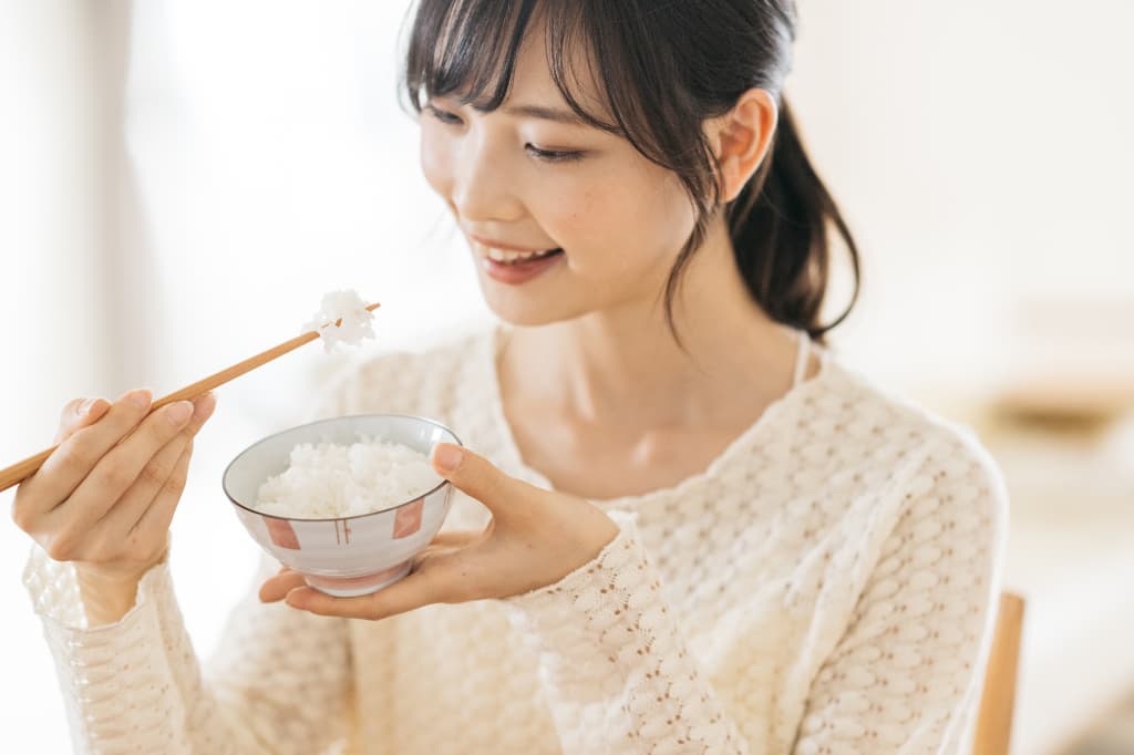 歯周病が治り美味しく食事をいただく女性