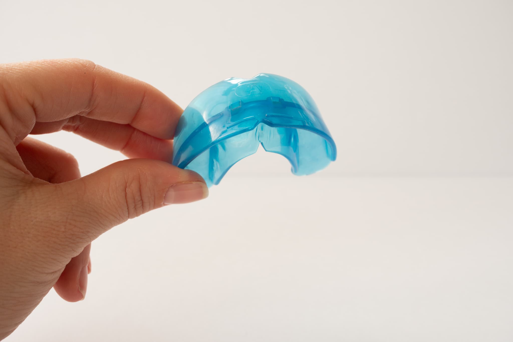 プレオルソを持つ子供の手