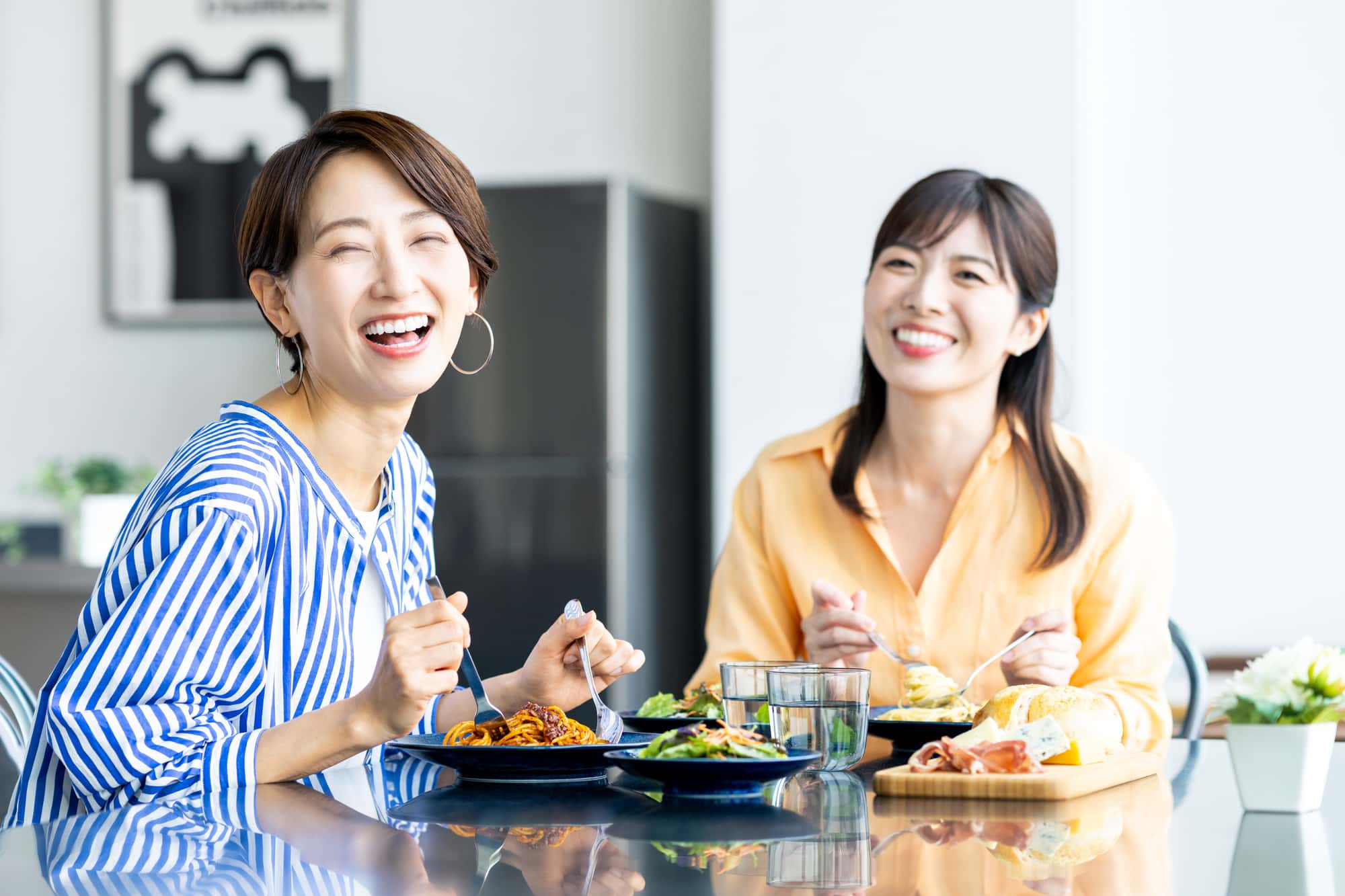 予防歯科で綺麗な歯を維持して食事を楽しむ女性達