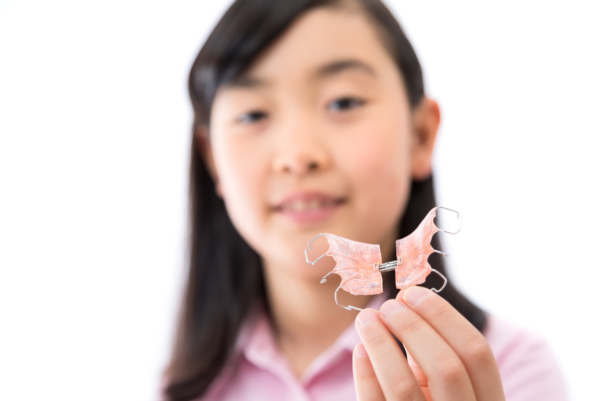 床矯正の装置を持つ女の子