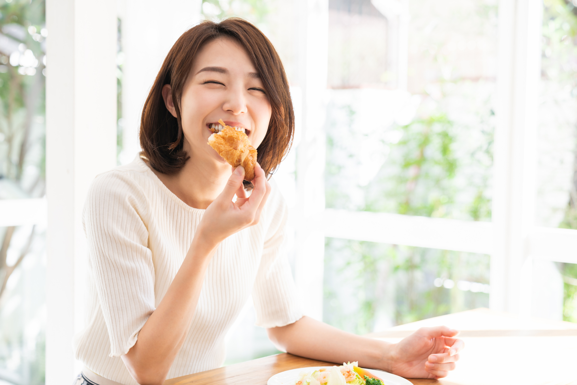 虫歯治療が終わり笑顔で食事をしている女性