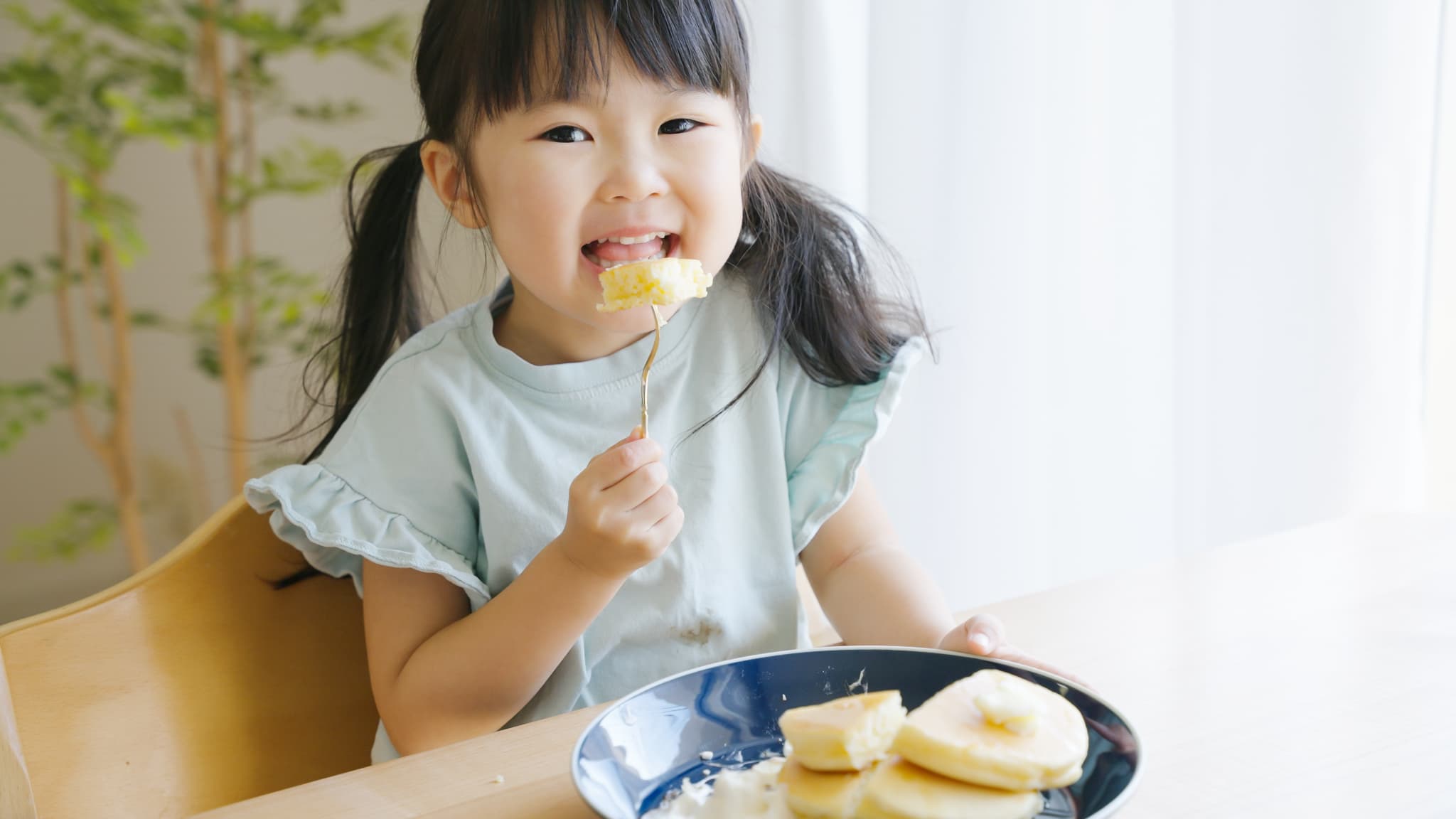 乳歯が虫歯になりやすい理由は間食が多いというイメージ