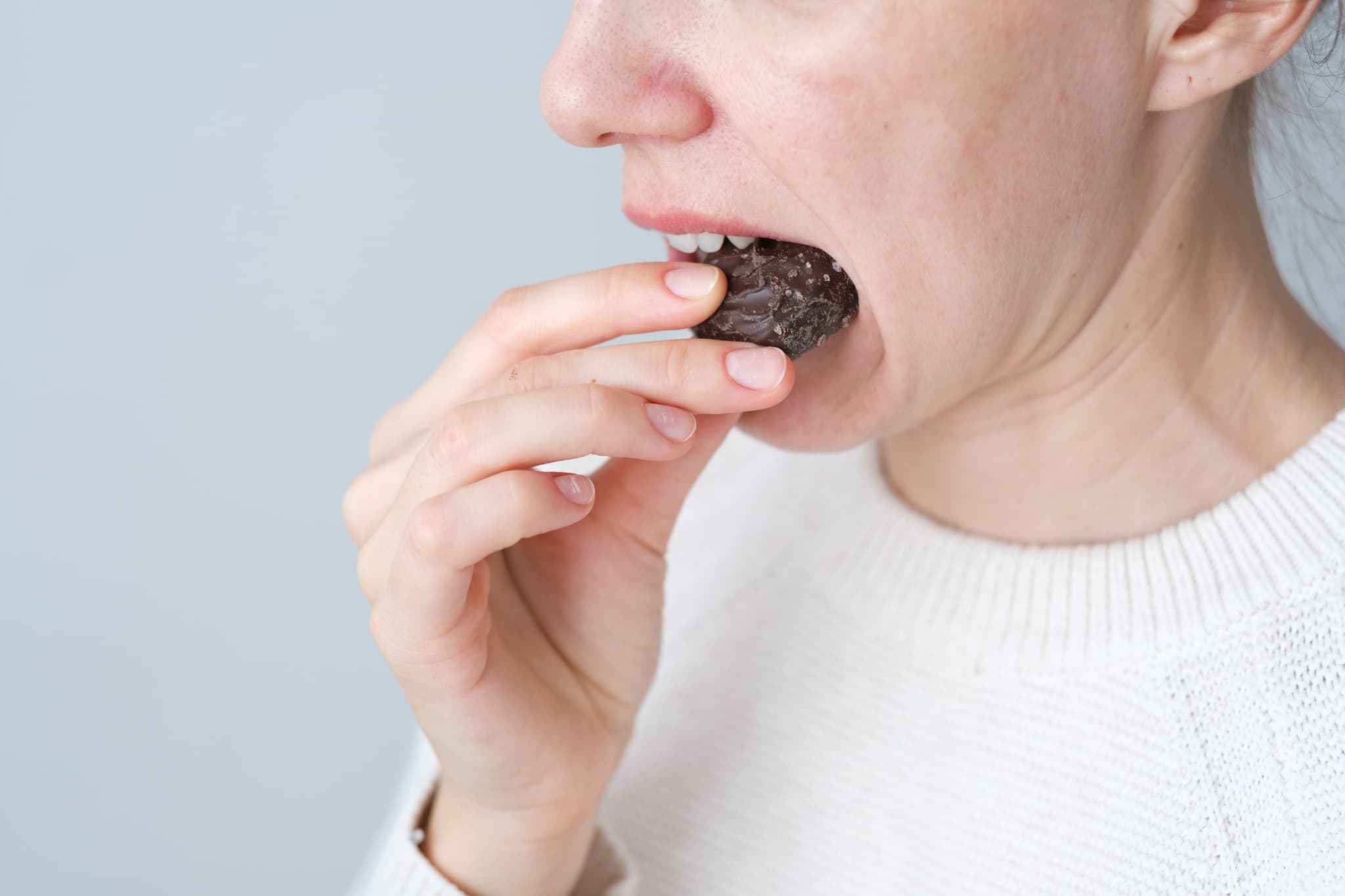 硬いものを食べてセラミックの歯が割れてしまった女性